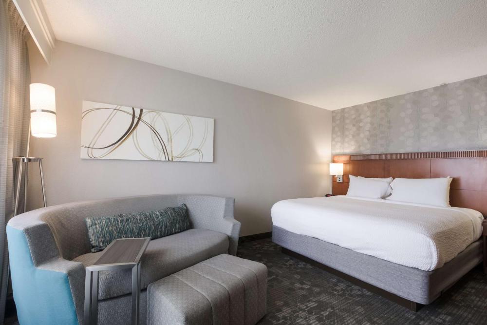 Deluxe King Room interior